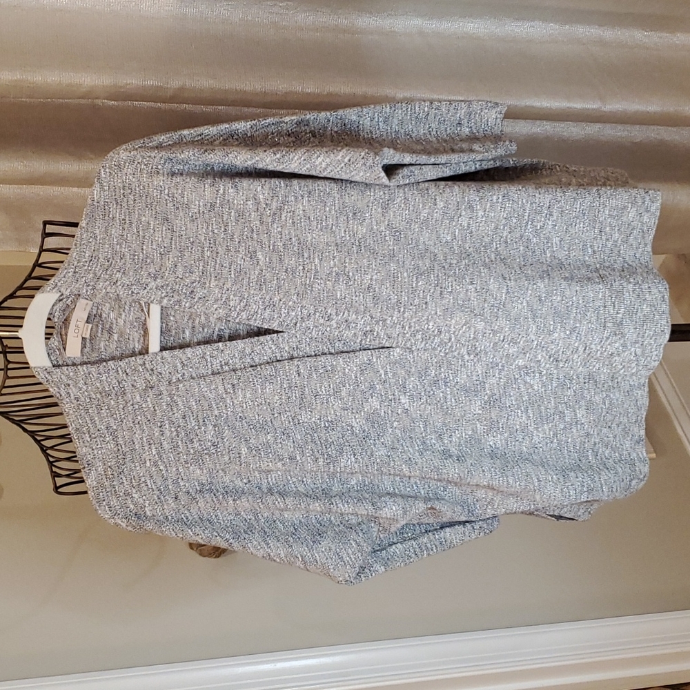 🎉HP🎉LOFT Medium Petite Sweater w/ Sparkly Metallic Silver Threading!💘💘💘